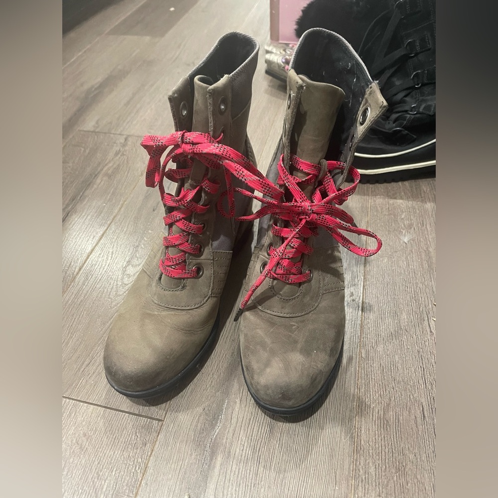 Sorel Women's lexie wedge with pink laces